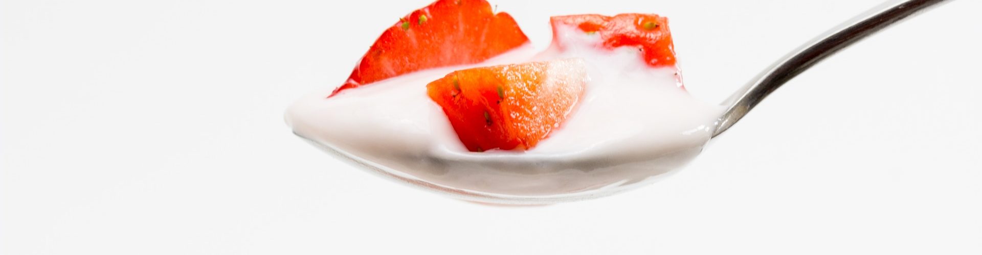 תותים וקרם על כפית